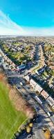 antenn vertikal panorama- se av luton och dunstabil stad av England Storbritannien. november 13:e, 2023 foto