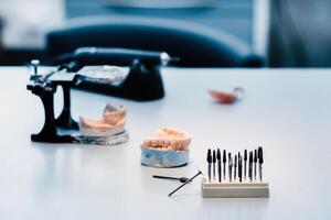 slipning verktyg och övningar för dental tekniker foto