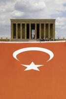 Anitkabir och turkiska flagga. mausoleum av mustafa kemal ataturk foto
