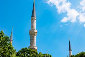 islamic bakgrund Foto. minareter av en moské isolerat på blå himmel bakgrund foto