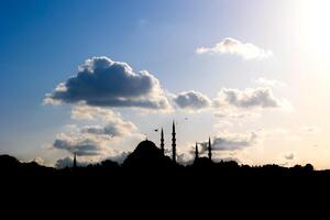 istanbul se. silhuett av suleymaniye moské på solnedgång med delvis molnig himmel foto