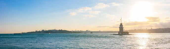 panorama- se av istanbul på solnedgång med historisk halvö och jungfrur torn foto