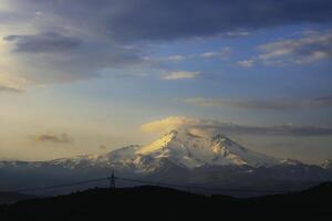 en vulkanisk berg på soluppgång eller solnedgång. montera erciyes i de morgon- foto