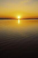 solnedgång över de sjö. inspirera eller Citat vertikal berättelse bakgrund Foto