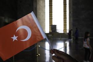 turkiska flagga med mausoleum av ataturk på de bakgrund. 10 kasim begrepp foto