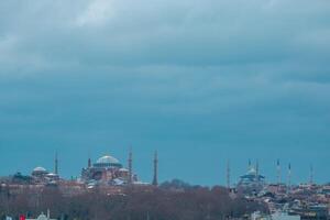 istanbul se. hagia sophia och blå moské med molnig himmel foto