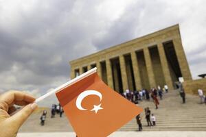 turkiska flagga och Anitkabir eller mausoleum av ataturk. turkiska offentlig dagar. foto