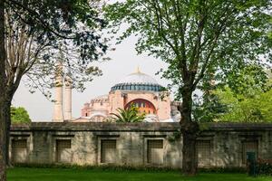 hagia sophia eller ayasofya moské se från de trädgård av sultanahmet moské foto