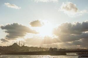 istanbul bakgrund Foto. stadsbild av istanbul med solstrålar genom de moln foto