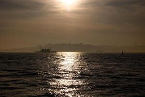 istanbul se på en dimmig dag. färja och historisk halvö av istanbul foto