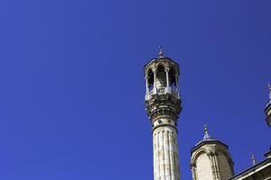 minaret av konya aziziye moskén. barock moské arkitektur. foto