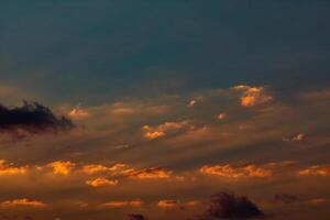 delvis molnig himmel på solnedgång med solstrålar foto