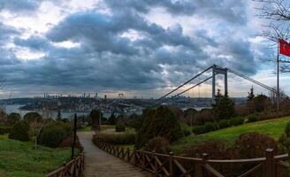 panorama- se av istanbul från otagtepe med mulen väder. foto