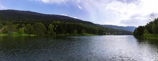 panorama- se av bolu golcuk natur parkera i Kalkon. foto