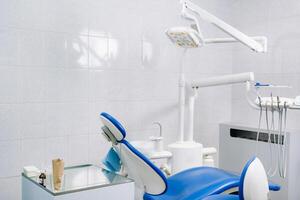 ett tömma stol i de tandläkarens kontor. tömma tandläkarens kontor foto