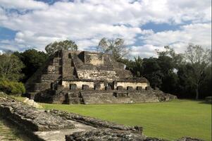 lamanai arkeologisk boka mayan mast tempel i belize djungel foto