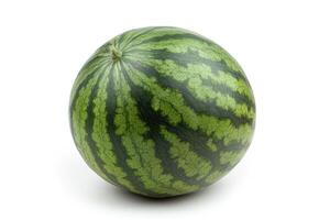 ai genererad en vattenmelon är visas på en enkel vit bakgrund, visa upp dess vibrerande färger och uppfriskande utseende. foto