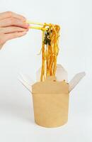 asiatisk ägg spaghetti låda. hämtmat mat, japansk ta ut äter, leverans foto