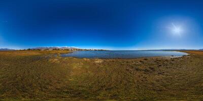 sömlös 360 grad sfärisk panorama av berg sjö issyk-kul Strand på solig höstlig dag foto