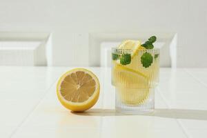 Häftigt nyligen tillverkad citronsaft med mynta blad foto