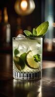 ai genererad glas av mojito cocktail dekorerad med kalk på bar disken, suddig lynnig mörk bakgrund, selektiv fokus foto