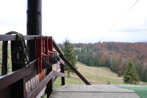 stor metall låsning karbinhake med rep, klättrande redskap hängande på de Lagra rum. höjd säkerhet sele och arborist Utrustning foto