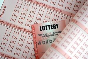 röd lotteri biljett lögner på rosa hasardspel ark med tal för märkning till spela lotteri foto