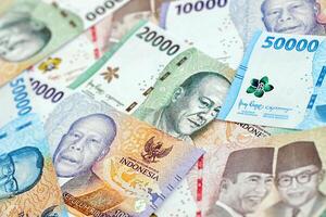 bakgrund bild av många indonesiska rupiah pengar räkningar av ny serier foto