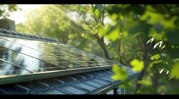 ai genererad ett miljövänlig modern hus med stor sol- paneler på de tak under skymning, visa upp hållbar levande och energi effektivitet foto