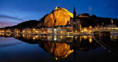 natt panorama av dinant stad, belgien foto