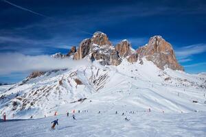 åka skidor tillflykt i dolomiterna, Italien foto