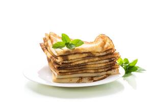 massa av pannkakor tunn pannkakor i en tallrik, på vit bakgrund. foto