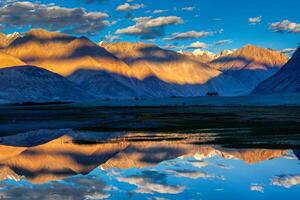 Himalaya på solnedgång, nubra dal, ladakh, Indien foto