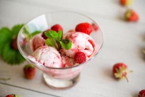 bollar av hemlagad jordgubb is grädde i en skål foto