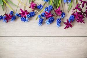 skön bukett av vår blommor på en trä- tabell foto