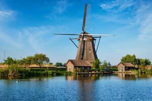 väderkvarnar på kinderdijk i holland. nederländerna foto