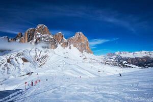 åka skidor tillflykt i dolomiterna, Italien foto