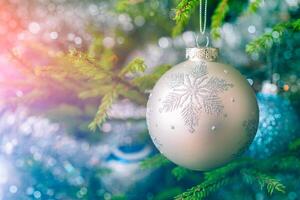 julgran dekoration struntsak på dekorerad jul träd bac foto