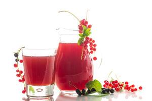 färsk bär juice från röd och svart vinbär, på vit bakgrund foto