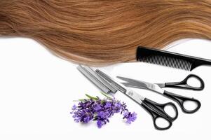 friska lång hår och skärande verktyg. hår vård. hår hälsa foto