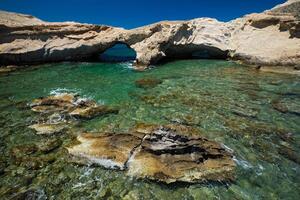 de strand av agios konstantinos i milos, grekland foto