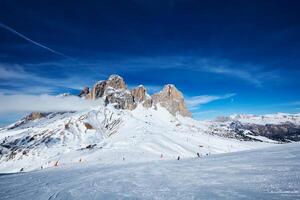 åka skidor tillflykt i dolomiterna, Italien foto