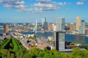 se av rotterdam stad och de erasmus bro foto