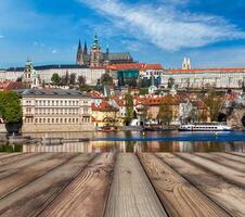 trä- plankor vith se av prag charles bro över vltava riv foto