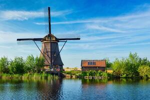 väderkvarnar på kinderdijk i holland. nederländerna foto