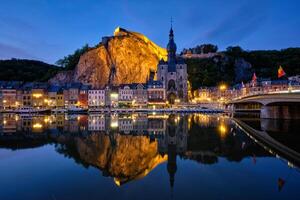 natt se av dinant stad, belgien foto