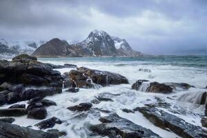 klippig kust av fjord i Norge foto