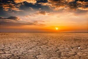 knäckt jord jord solnedgång landskap foto