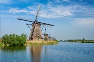 väderkvarnar på kinderdijk i holland. nederländerna foto