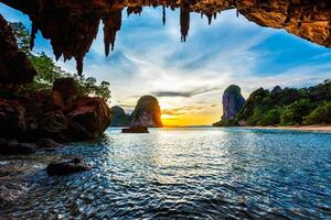 solnedgång på pranang strand. railay , krabi provins thailand foto